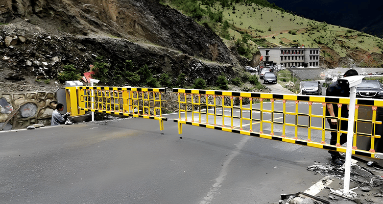 稻城亚丁空降道闸车牌识别系统安装｜凯德自动门专业团队全程服务